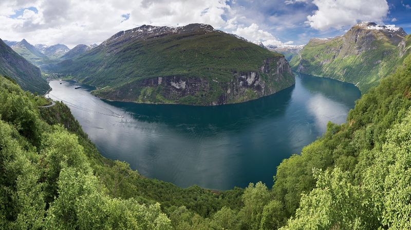 De Geirangerfjord gezien vanaf de Ørnesvingen