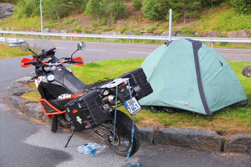 Een kleine tent in de natuur in Noorwegen