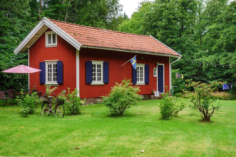 Een rood houten huisje in Zweden